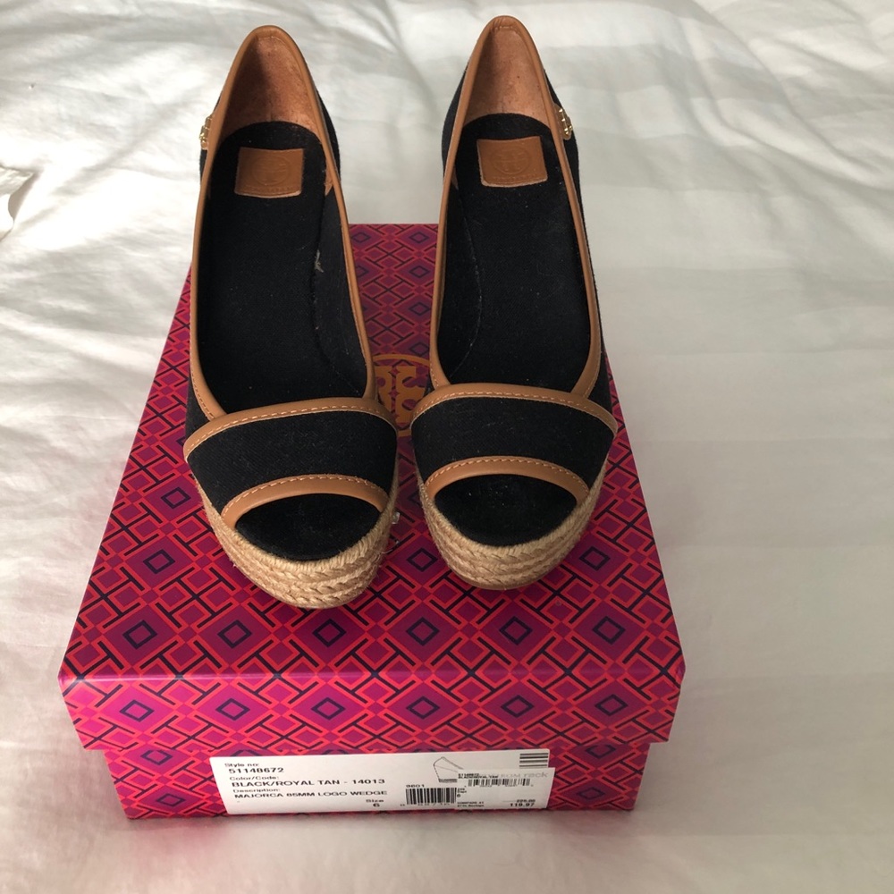 Tory Burch size 6 logo wedges